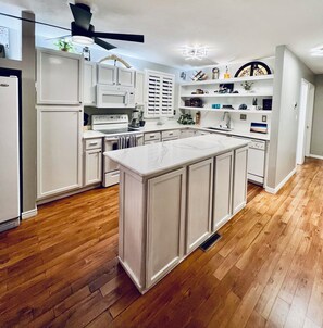 Refrigerador, microondas, horno, placa de cocina