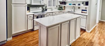 Spacious 5-bedroom house with AC and WiFi near downtown Littleton. 