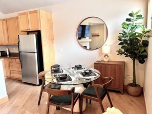 Réfrigérateur, micro-ondes, four, plaque de cuisson