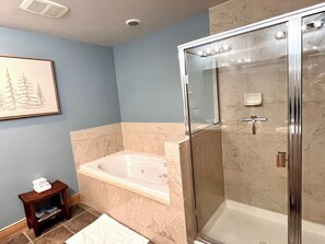 Bañera de hidromasaje, secador de pelo, toallas, jabón