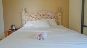 Deluxe-Doppelzimmer, Balkon, Poolblick | Schallisolierte Zimmer, kostenloses WLAN, Bettwäsche