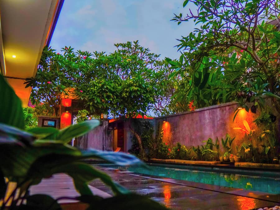 Quarto casal luxo, sacada, vista para a piscina | Vista para o jardim