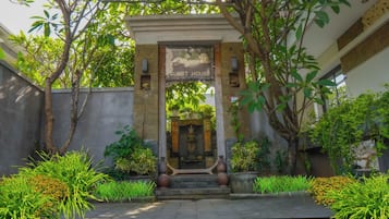 Vista frontal de la propiedad