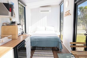 1 bedroom, WiFi, bed sheets - Sweet Retreat by Tiny Away (Kalkie)