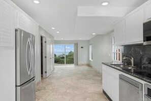 Private kitchen - Stunning Oceanfront luxury Townhome (Imperial Beach)