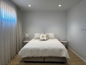 6 bedrooms, iron/ironing board, WiFi, bed sheets