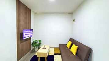 Standard-Apartment | Wohnbereich | 43-Zoll-Smart-TV mit Kabelempfang, Netflix, Streaming-Dienste