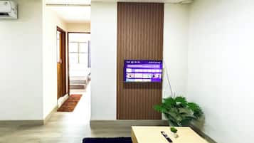 Departamento estándar | Área de sala de estar | Smart TV de 43 pulgadas con canales por cable y Netflix
