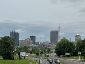 Une vue sur les toits d’une ville, avec des bâtiments modernes et une antenne radio imposante.
