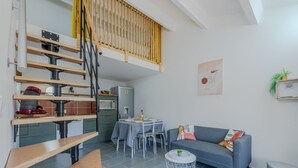 Un appartement moderne comprenant une cuisine, un coin repas et un espace de vie.