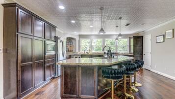 冷蔵庫、電子レンジ、オーブン、コンロ