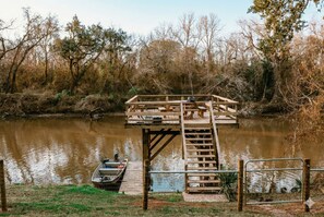 Property grounds - Riverfront, Pool, HotTub, BoatRamp, Deck, Sleeps16 (West Columbia)