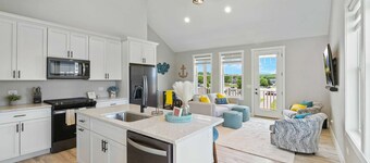3 Bedroom Duplex with Marina Views