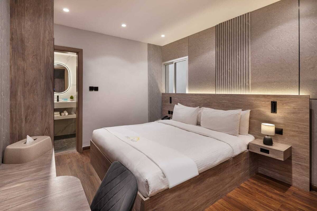 Standard Single Room | In-room safe, desk, iron/ironing board (on request), WiFi (free)