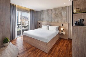 Junior Double Room, Mountain View | Peti besi dalam bilik, meja, seterika/papan seterika, Wi-fi percuma 