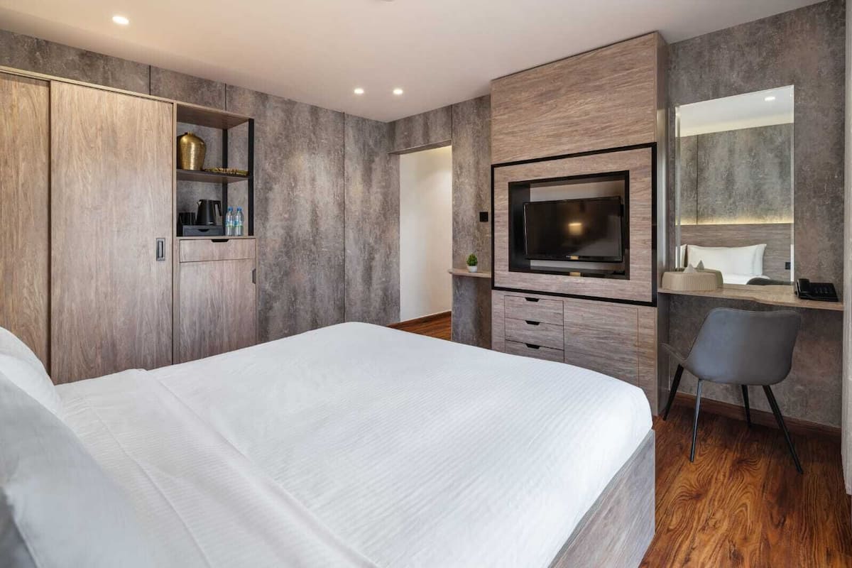 Junior Double Room, Mountain View | In-room safe, desk, iron/ironing board (on request), WiFi (free)