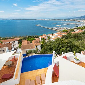 A rooftop pool with a view of a marina and coastal town. - Castell Mar 1006 in Roses (Roses)