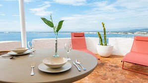 A round table set for two with a view of the sea and mountains in the background. - Castell Mar 1006 in Roses (Roses)