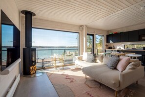 Télévision, cheminée, table de tennis de table, chaßne hi-fi