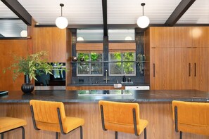 Fridge, microwave, oven, stovetop - Eichler's MCM | Fireplace, Netflix, Games (Sacramento)