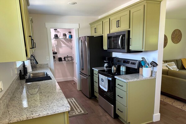 Fridge, microwave, stovetop, dishwasher