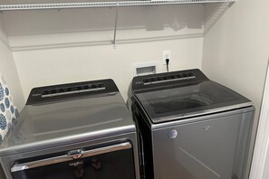 Interior - NEW Bungalow - Fenced yard - 30+ day rental - View of Lookout Mountain - Chattanooga (Chattanooga)