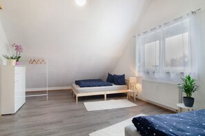 1 bedroom, free WiFi, bed sheets - Holiday Apartment "Am Schlosssee" with Balcony & Wi-Fi (Salem)