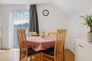 Dining - Holiday Apartment "Am Schlosssee" with Balcony & Wi-Fi (Salem)