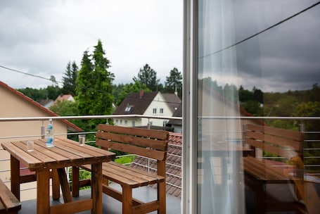 Ristorazione all'aperto. Appartamento di vacanza "Am Schlosssee" con balcone e Wi-Fi