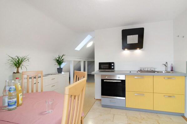 Frigorífic, microones, forn i placa de cuina 