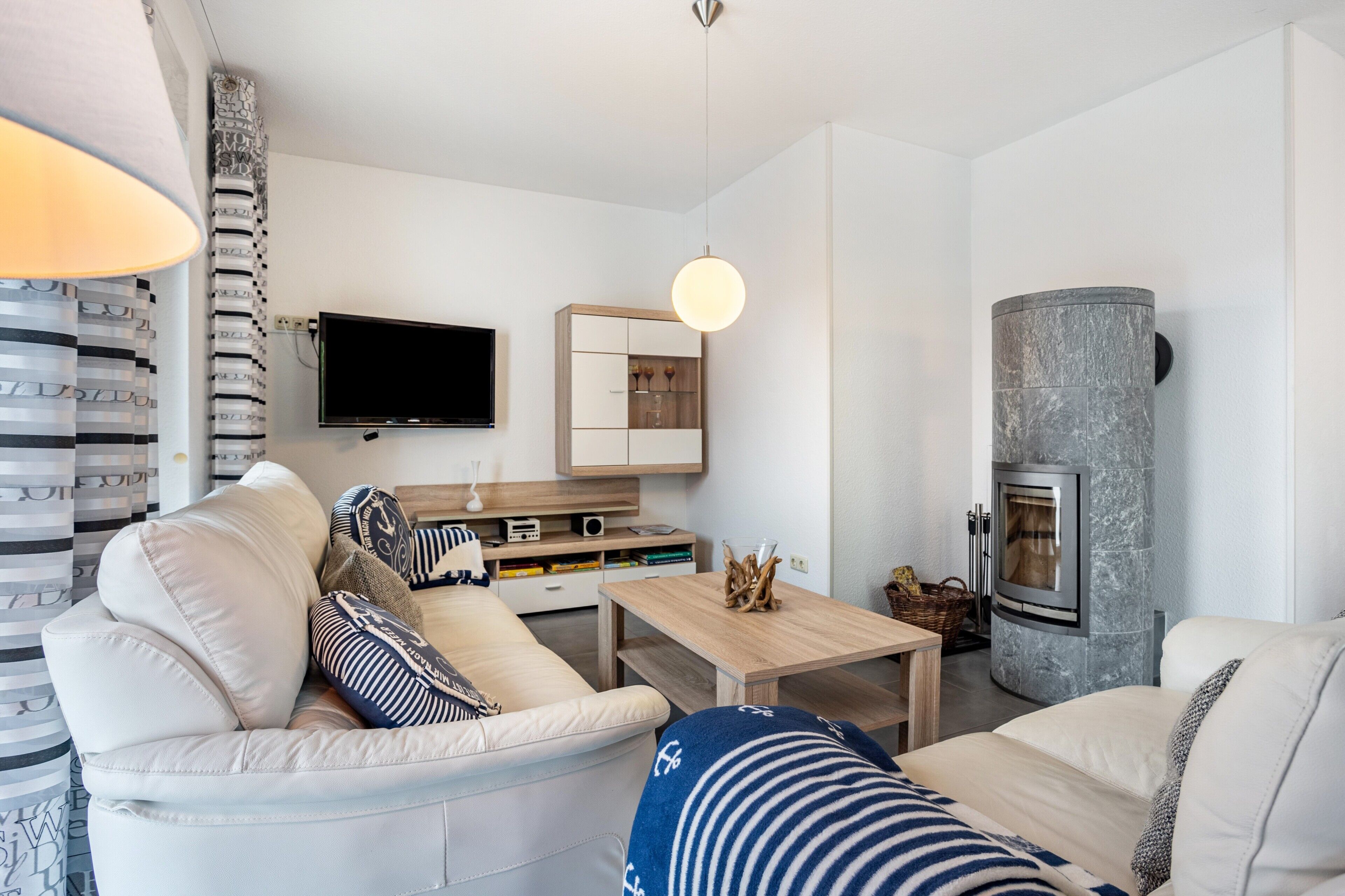 Télévision, cheminée, lecteur de DVD, chaîne hi-fi