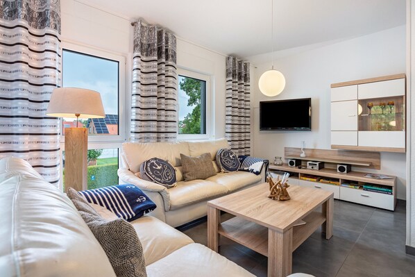 TV, fireplace, DVD player, stereo - Holiday Apartment 'Ferienvilla Kapitänshaus' with Balcony and Wi-Fi (Karlshagen)