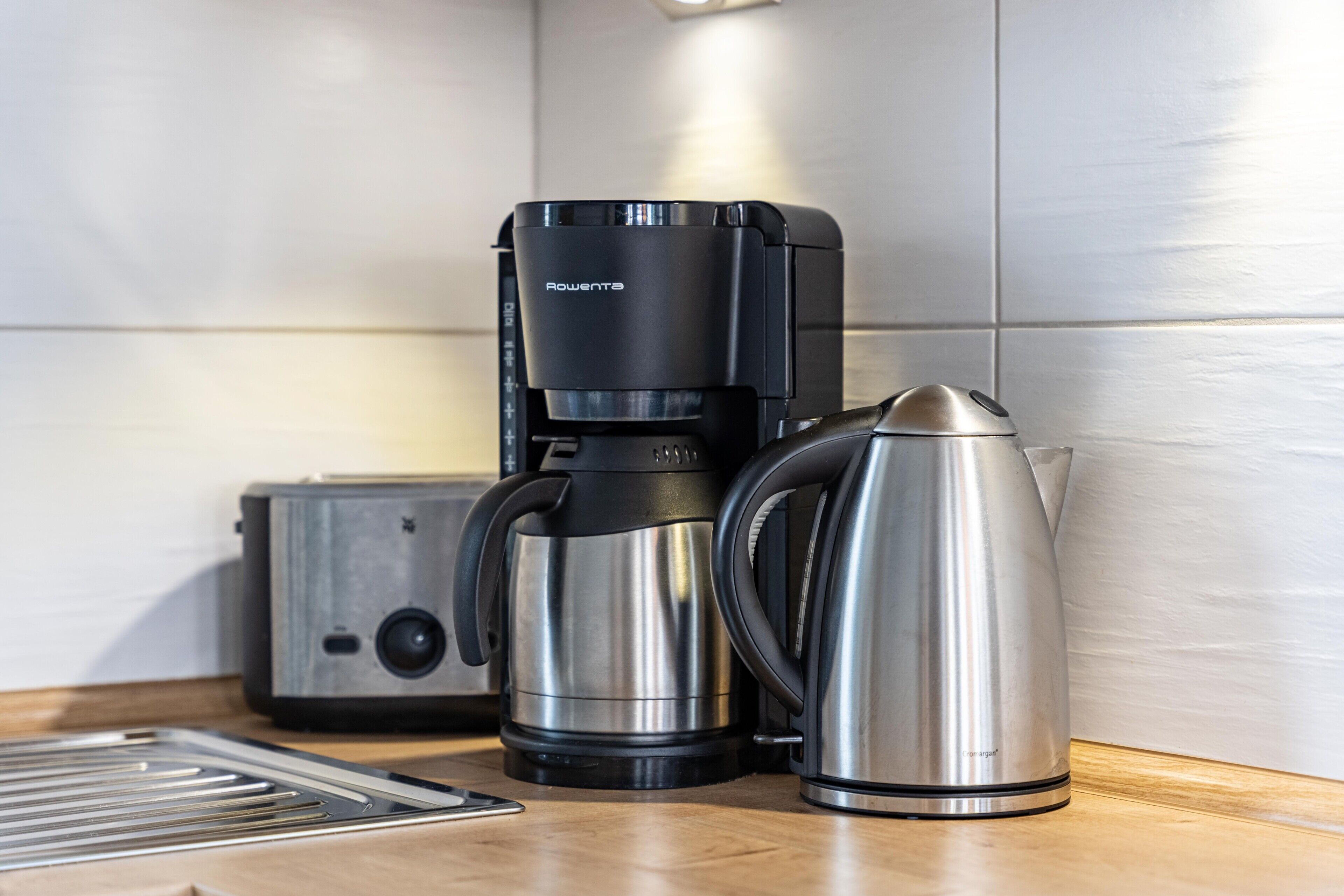 Eine Küche mit Kaffeemaschine, Wasserkocher und Toaster.