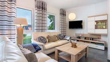 TV, caminetto, lettore DVD, impianto stereo