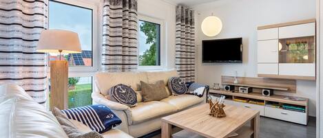 Televisión, chimenea, reproductor de DVD y estéreo