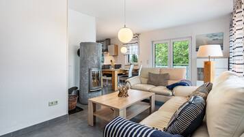 TV, caminetto, lettore DVD, impianto stereo