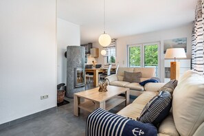 TV, fireplace, DVD player, stereo - Holiday Apartment 'Ferienvilla Kapitänshaus' with Balcony and Wi-Fi (Karlshagen)