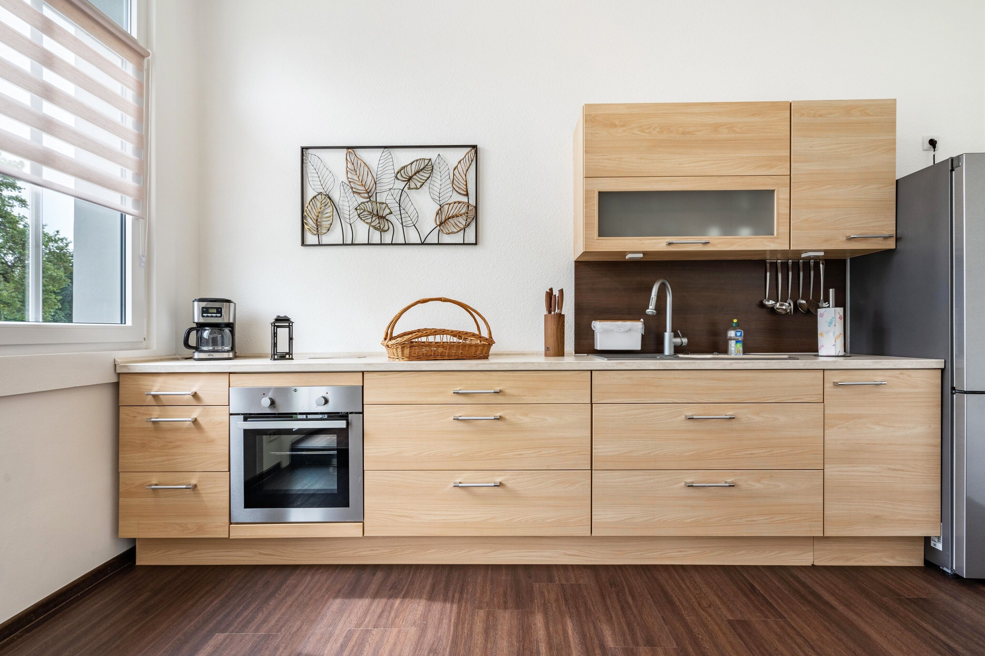 Jääkaappi, uuni, liesi, kahvin-/teenkeitin