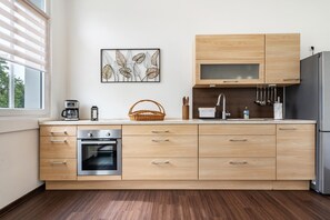 Een koelkast, een oven, een kookplaat, een koffiezetapparaat/waterkoker