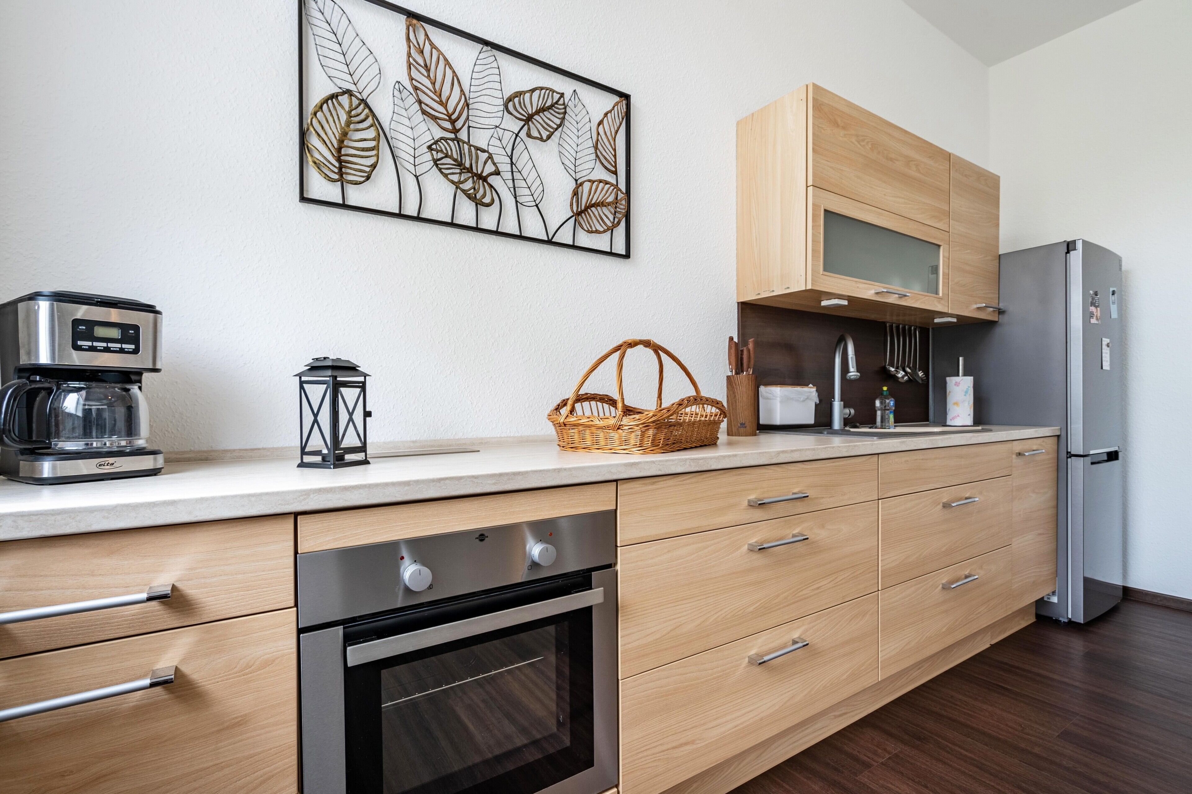 Kühlschrank, Ofen, Herdplatte, Wasserkocher mit Kaffee-/Teezubehör