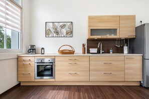 Kjøleskap, ovn, kokeplater og kaffetrakter/tekoker