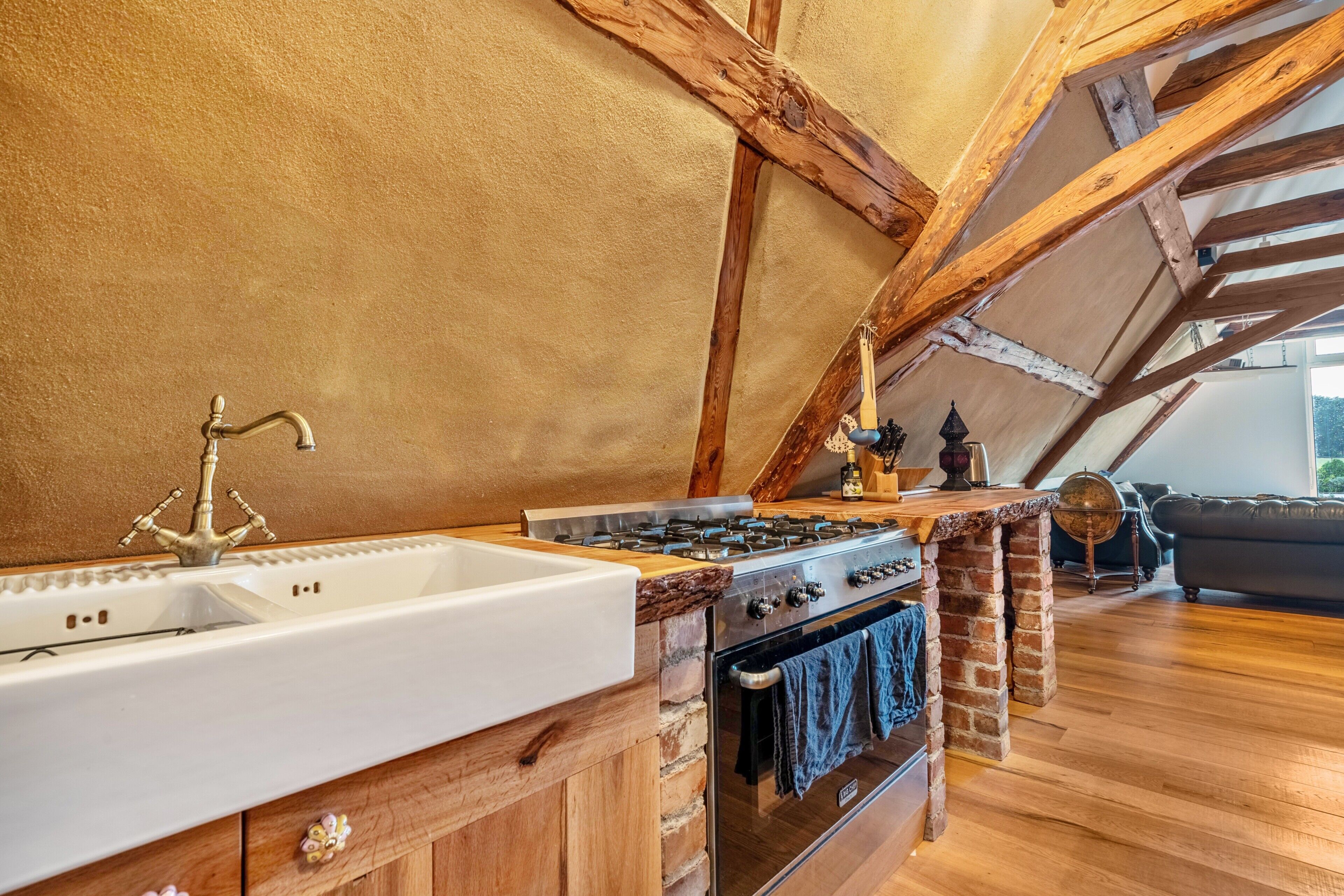 Kühlschrank, Ofen, Herdplatte, Wasserkocher mit Kaffee-/Teezubehör