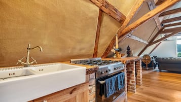 Fridge, oven, stovetop, coffee/tea maker