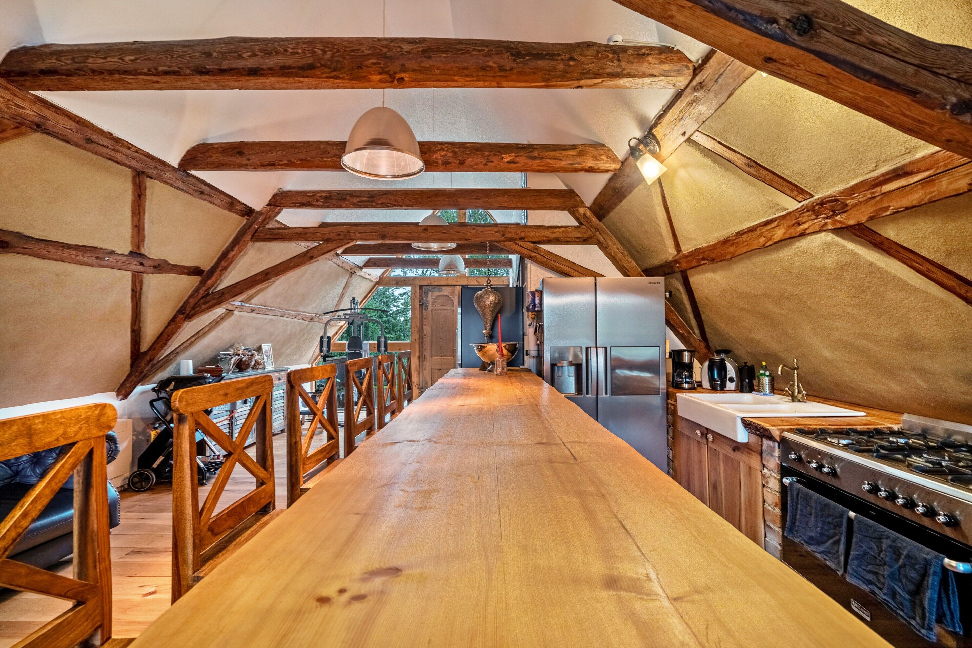 Kjøleskap, ovn, kokeplater og kaffetrakter/tekoker