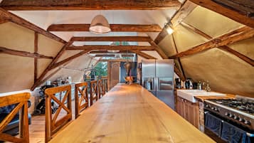 Kjøleskap, ovn, kokeplater og kaffetrakter/tekoker