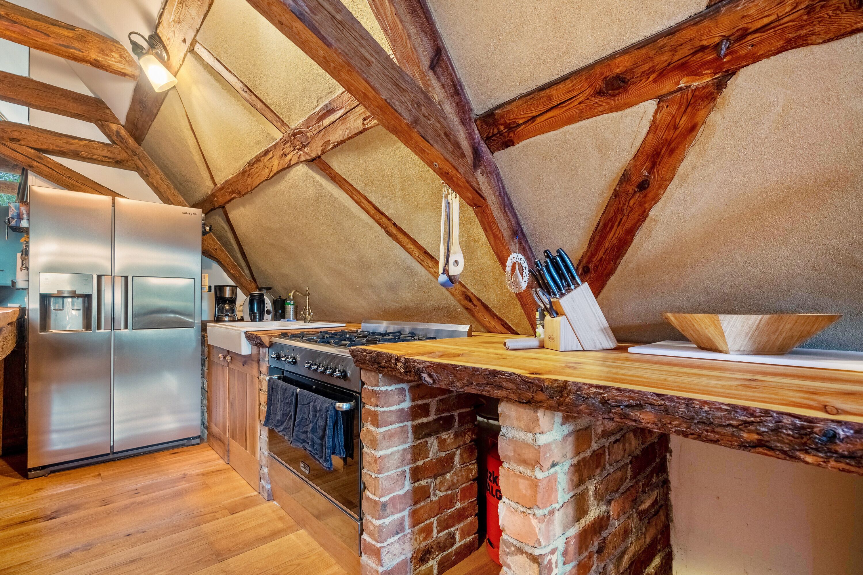 Fridge, oven, stovetop, coffee/tea maker