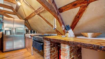 Fridge, oven, stovetop, coffee/tea maker