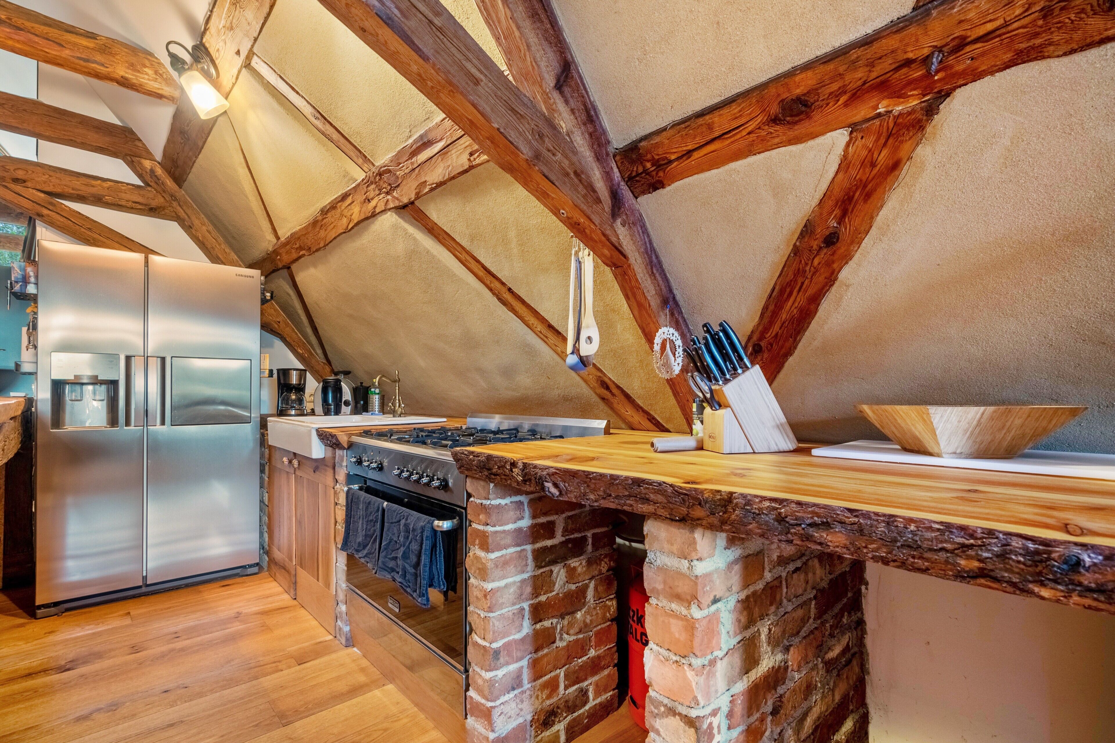 Fridge, oven, stovetop, coffee/tea maker