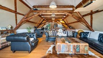 TV, peis, DVD-spiller og stereoanlegg