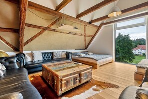 Téléviseur, foyer, lecteur de DVD, chaîne audio